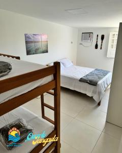 een slaapkamer met 2 bedden in een kamer bij Casa Coroa Grande! A Sua Casa de Praia em São José in São José da Coroa Grande