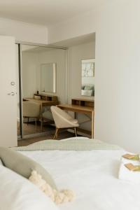 um quarto com uma secretária e uma cama em Vida Central - 2 bed, 1.5 bath w parking, gym & pool em Newcastle
