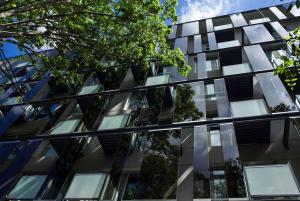 un edificio de oficinas con muchas ventanas en Dazzler by Wyndham Buenos Aires Palermo en Buenos Aires