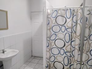 Ένα μπάνιο στο Departamento Central 2 habitaciones