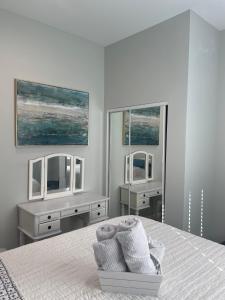 Van Nuys Luxury, near to Universal Studios, and Hollywood