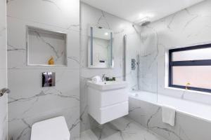 Koupelna v ubytování 4bed large modern near elizabeth line west london flat free parking