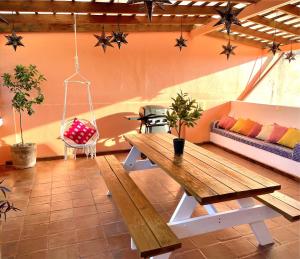 un soggiorno con tavolo in legno e divano di Casa Rosa a Panajachel