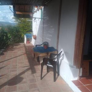 een tafel en stoelen op een patio bij Apartamento campestre in Villa de Leyva