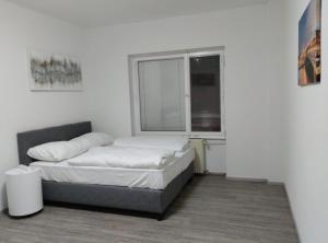 1 dormitorio con cama y ventana en Appartment salzburg city center, en Salzburgo
