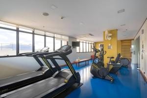 - une salle de sport avec tapis de course et vélos elliptiques dans l'établissement Cyclinn Faria Lima Itaim, à São Paulo