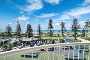 een balkon met uitzicht op een parkeerplaats bij Kirra Beach Apartments in Gold Coast