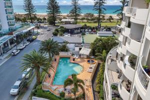 einem Luftblick auf ein Gebäude mit Pool und Meer in der Unterkunft Kirra Beach Apartments in Gold Coast