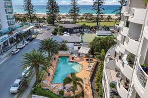 Πισίνα στο ή κοντά στο Kirra Beach Apartments