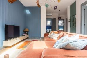 Μια τηλεόραση ή/και κέντρο ψυχαγωγίας στο Colourpop: Luxurious Uptown Apartment in Riga