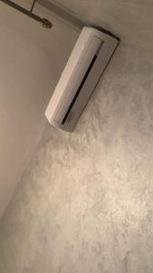 un ventilador en el techo de una habitación en Appartement Laila Marrakech à Tamansot en Marrakech