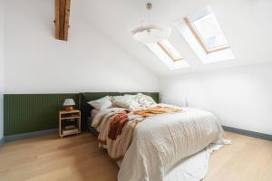 Ένα ή περισσότερα κρεβάτια σε δωμάτιο στο Colourpop: Luxurious Uptown Apartment in Riga