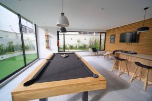 a pool table in the middle of a living room at Moderna suite en Quito RG in Quito