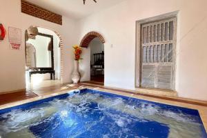uma piscina no meio de um quarto em Gorgeous 8 BR House w/ Pool in the Old City em Cartagena das Índias