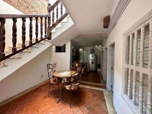 um corredor com uma mesa e cadeiras numa casa em Gorgeous 8 BR House w/ Pool in the Old City em Cartagena das Índias
