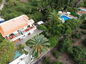 an aerial view of a house and a swimming pool at El Time in Tijarafe