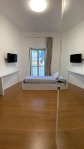 een slaapkamer met een bed en een raam in een kamer bij Aversa Exclusive private room in Aversa