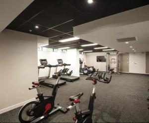 - une salle de sport avec plusieurs vélos d'exercice dans l'établissement Inner-city 1 bedroom Apartment Parking and Pool, à Brisbane