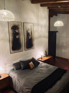 Giường trong phòng chung tại La Casa de la Colina