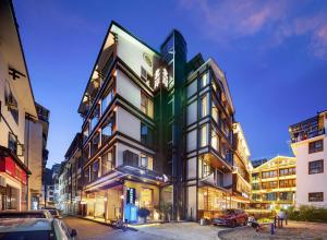 张家界Riverside Peak Lodge Zhangjiajie Wulingyuan National Park的城市中心的一座高楼