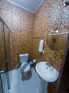 a bathroom with a toilet and a sink at Barra Grande Pousada in Maragogi