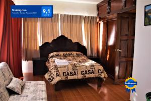 ein Schlafzimmer mit einem Bett mit einer Bettdecke in der Unterkunft Casa Sirena Matanchen in San-Blas-Inseln
