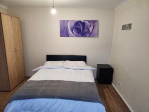 Een bed of bedden in een kamer bij Crane Home in Dagenham with free wi fi