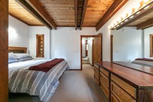 En eller flere senge i et værelse på Sherwood Chalet - Quiet 3 BR in Ward Canyon, Private Hot Tub, Near Sherwood Chairlift