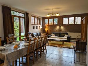 uma sala de estar com uma mesa e um sofá em Gîte Ligny-le-Ribault, 5 pièces, 7 personnes - FR-1-590-391 em Ligny-le-Ribault