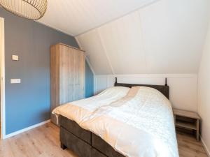 Postel nebo postele na pokoji v ubytování Modern detached holiday home with sauna, a stone's throw from the beach