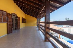 an empty hallway of a house with a balcony at Casa Temporada em Caraguá in Caraguatatuba