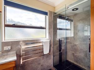 Koupelna v ubytování Buffalo Hill - Whitianga Holiday Home + 23 fotografií