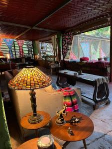 Santa María Huatulco的住宿－Planta Glamp Farm，客厅配有桌子和台灯