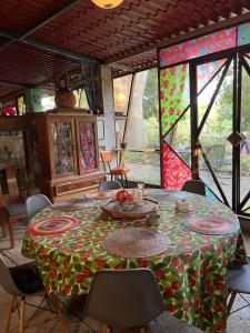 einen Tisch in einem Zimmer mit Tischtuch drauf in der Unterkunft Planta Glamp Farm in Santa María Huatulco
