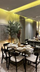 een eetkamer met een tafel en stoelen en een kamer met: bij M Residence - العبيكان هلز 3 in Riyad
