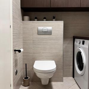 een badkamer met een toilet en een wasmachine bij Maestral Living Studio Apartment in Zagreb