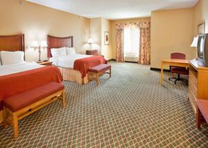 Habitación de hotel con 2 camas y TV en Holiday Inn Express Fremont, an IHG Hotel, en Fremont