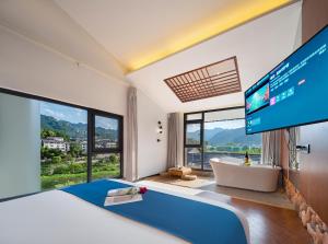 Riverside Peak Lodge Zhangjiajie Wulingyuan National Park客房内的一张或多张床位