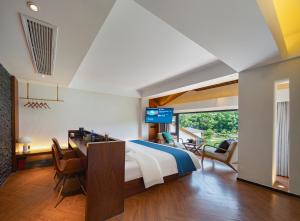 Riverside Peak Lodge Zhangjiajie Wulingyuan National Park客房内的一张或多张床位