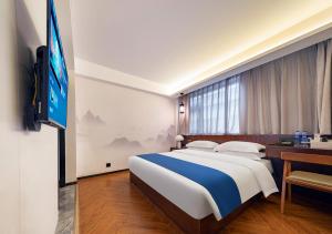 Riverside Peak Lodge Zhangjiajie Wulingyuan National Park的电视和/或娱乐中心