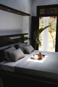 Un dormitorio con una cama con una bandeja de comida. en Roots Retreat, en Unawatuna