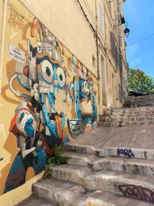 een muur bedekt met graffiti naast een trap bij Superb 56 m near Vieux-Port and the Panier in Marseille