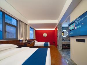 Riverside Peak Lodge Zhangjiajie Wulingyuan National Park的电视和/或娱乐中心