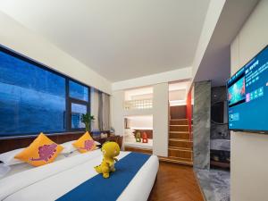 Riverside Peak Lodge Zhangjiajie Wulingyuan National Park客房内的一张或多张床位