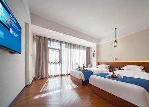 Riverside Peak Lodge Zhangjiajie Wulingyuan National Park客房内的一张或多张床位