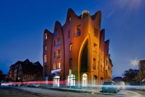 un edificio con una naranja en una calle en Hotel Fahrenheit en Gdansk
