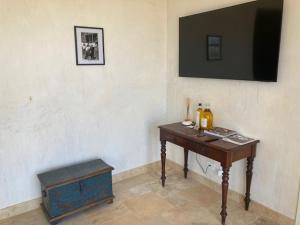 Adelaide的住宿－LIAPIS ESTATE Rostrevor Adelaide，一间房间,墙上设有一张桌子和一台电视