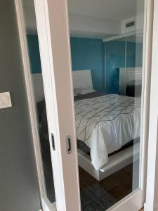 1 dormitorio con 1 cama y puerta de cristal en A lovely - 1 bedroom condo with swimming pool, en Toronto
