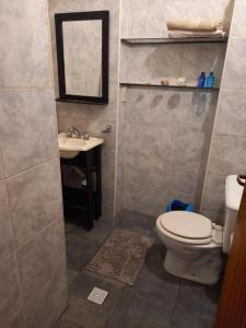 uma casa de banho com um WC e um lavatório em Dante y compañia em Buenos Aires