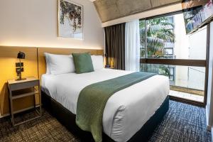 雪梨的住宿－悉尼歌曲酒店，酒店客房设有床和窗户。